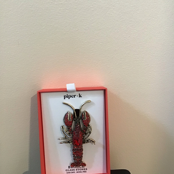 PIPER.K GOLD TONE GLASS STONES LOBSTER BROOCH/ PIN IN RUBY RED 3,5” - Picture 1 of 2